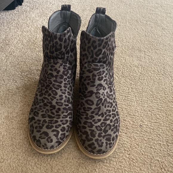 Buckle brand Cheetah print Gray wedges - Picture 3 of 3